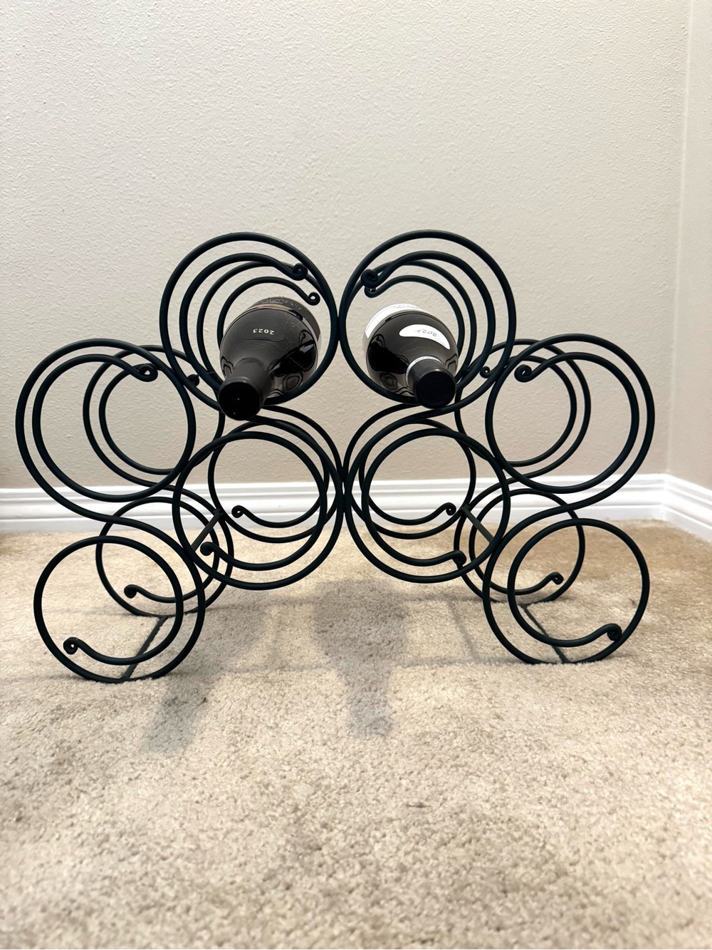 Wrought iron 8 count wine bottle swirl holder, vintage, like new